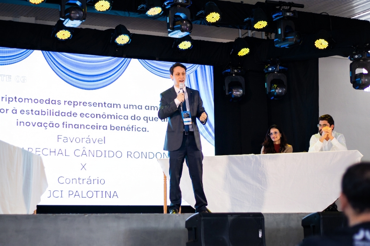 Kelber Wil Moraes discursando em evento